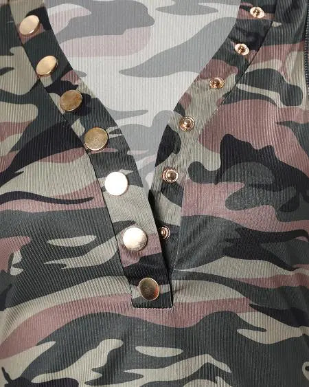 Camiseta sin mangas con estampado de camuflaje, cuello en V y botones a presión 