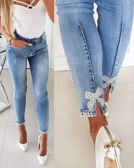 Jeans met spleten met kralen en strikontwerp 