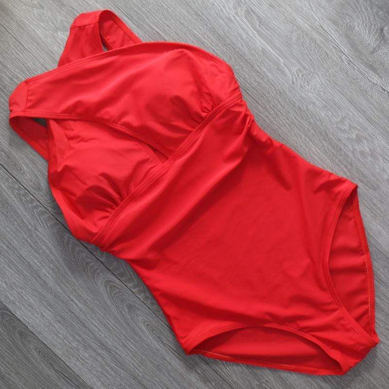 Traje de baño de una pieza con halter cruzado 