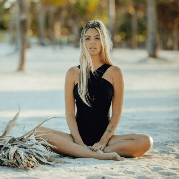 Traje de baño de una pieza con halter cruzado 