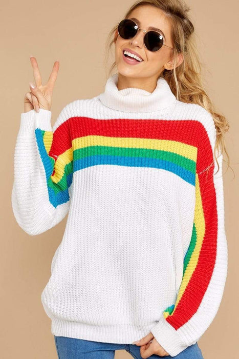 Suéter de cuello alto a rayas arcoíris 