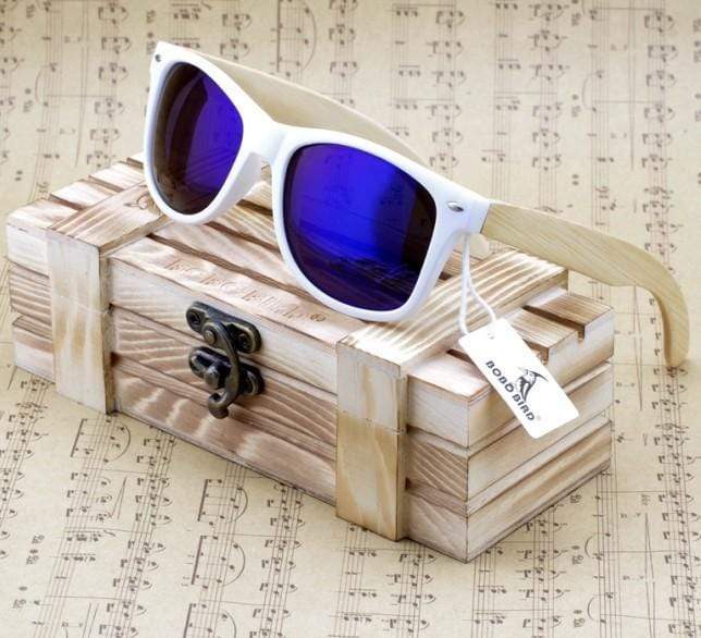 Houten zonnebril met bamboe en wit plastic frame en kleurrijke gepolariseerde lens 