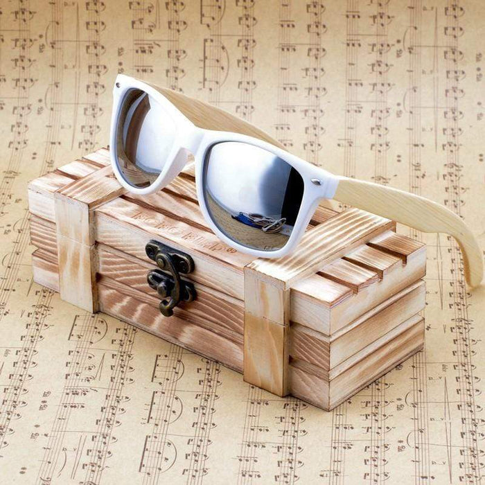 Houten zonnebril met bamboe en wit plastic frame en kleurrijke gepolariseerde lens 