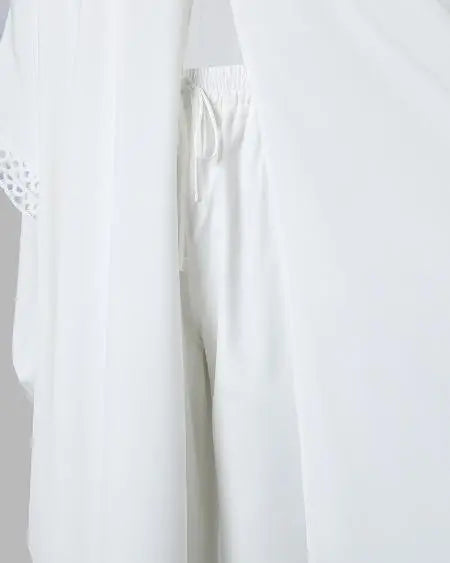Lange top en broek met hoge split en contrasterend kant 