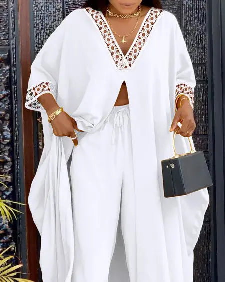 Top largo con abertura alta y pantalones con encaje en contraste 