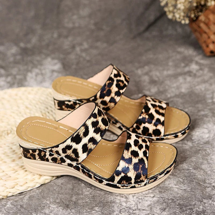 Sandalias elegantes de cuña de cuero con estampado de leopardo con suela suave y soporte para el arco para mujer 